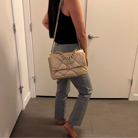 🦄 Chanel 19 Large in Gold Metallic - Picture 10 of 11